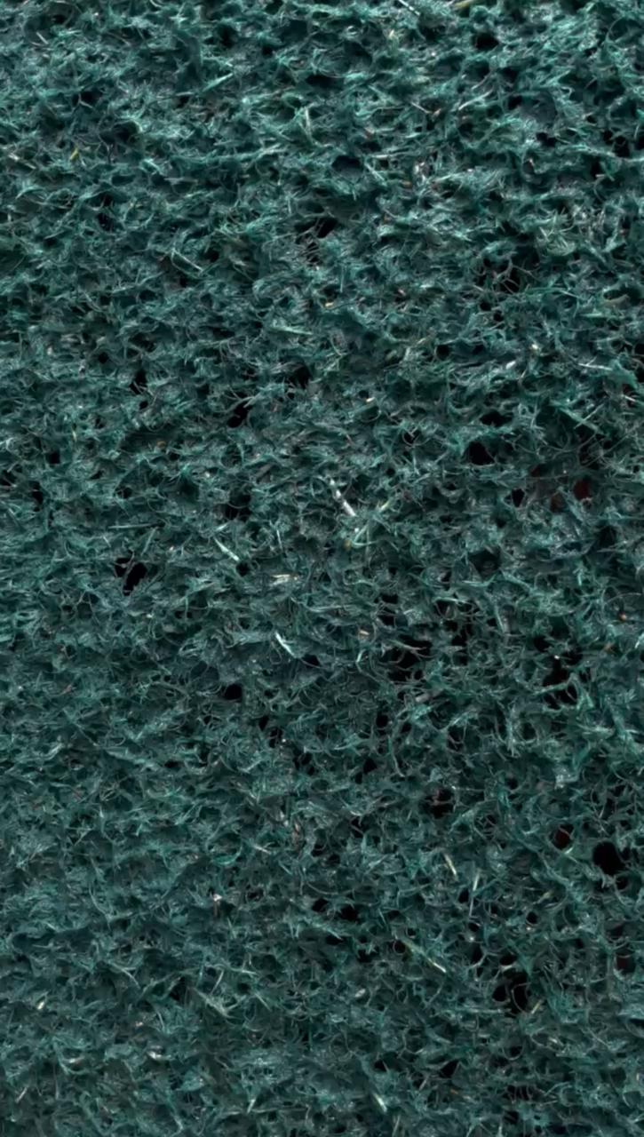 Detalhe da fibra verde aplicada sobre tela metálica (sistema GEOX)