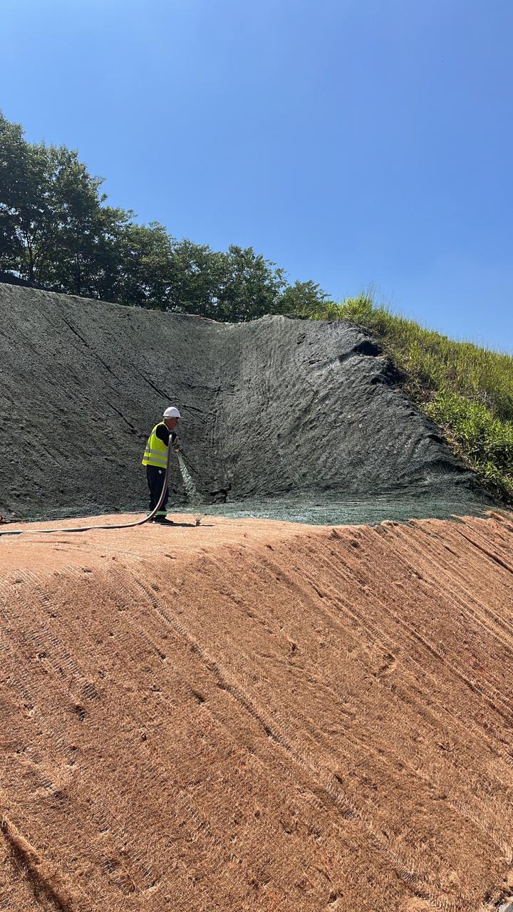 Aplicação de hidrossemeadura sobre biomanta em talude de rodovia