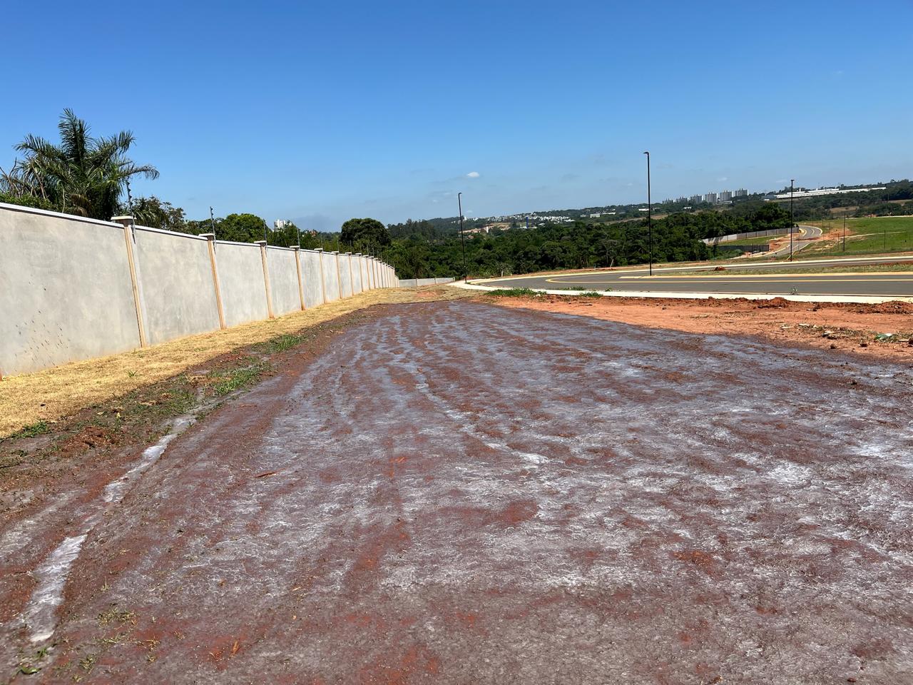 Aplicação de hidrossemeadura em área plana de condomínio residencial