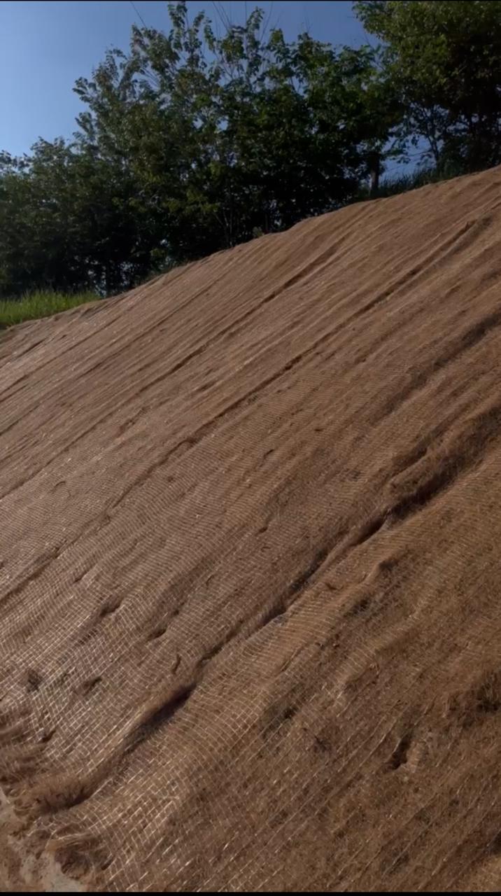 Aplicação de biomanta de fibra natural sobre talude