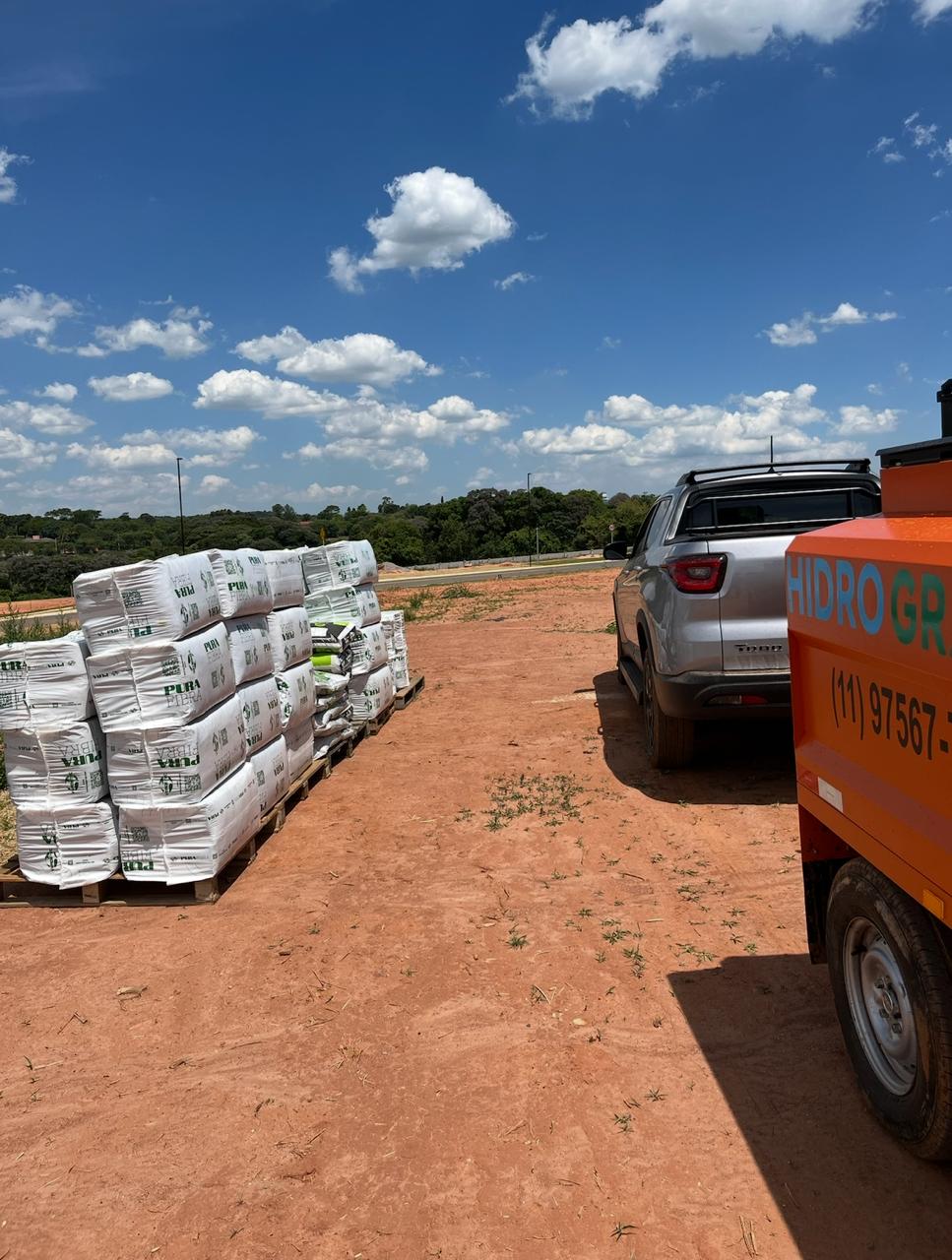 Paletes de fibra e equipamento Hidro Grama no canteiro do condomínio