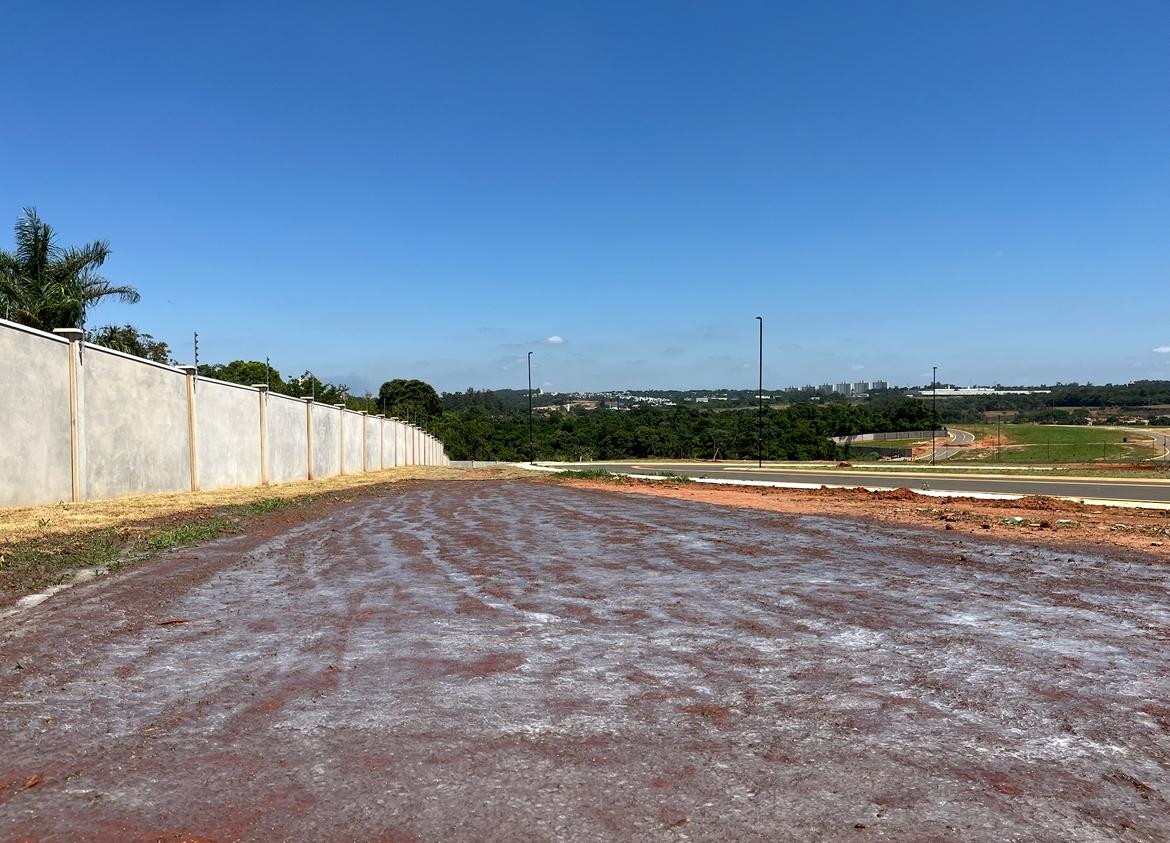 Área de condomínio recém-tratada com hidrossemeadura aguardando germinação