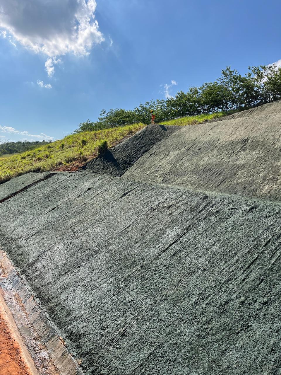 Talude rodoviário revegetado com biomanta e hidrossemeadura