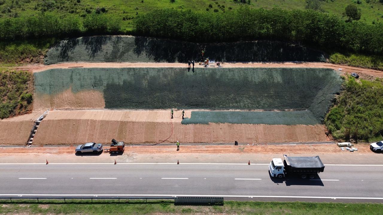 Vista aérea de talude de rodovia com biomanta aplicada